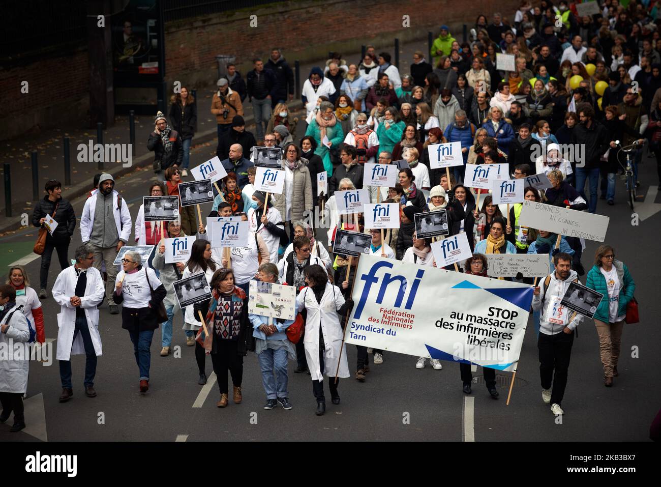 Il banner recita "Stop alla macellazione degli infermieri freelance”. In una protesta a livello nazionale, tutti i sindacati infermieri hanno chiamato a manifestare contro il piano sanitario 2022 del presidente francese Macron. Gli infermieri dicono di essere la gente dimenticata di questo piano in quanto hanno troppo lavoro e non abbastanza pagato. Vogliono anche più gratitudine per il loro lavoro. Protestano anche contro il Ministero della Salute francese Agnès Buzyn. Tolosa. Francia. Novembre 20th 2018. (Foto di Alain Pitton/NurPhoto) Foto Stock