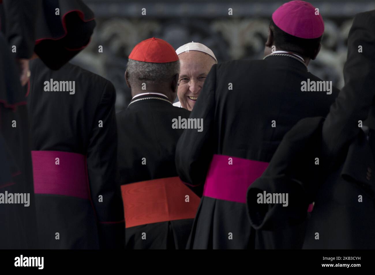 Papa Francesco con alcuni vescovi al termine della sua udienza generale settimanale in Piazza San Pietro in Vaticano, mercoledì 21 novembre 2018. (Foto di massimo Valicchia/NurPhoto) Foto Stock