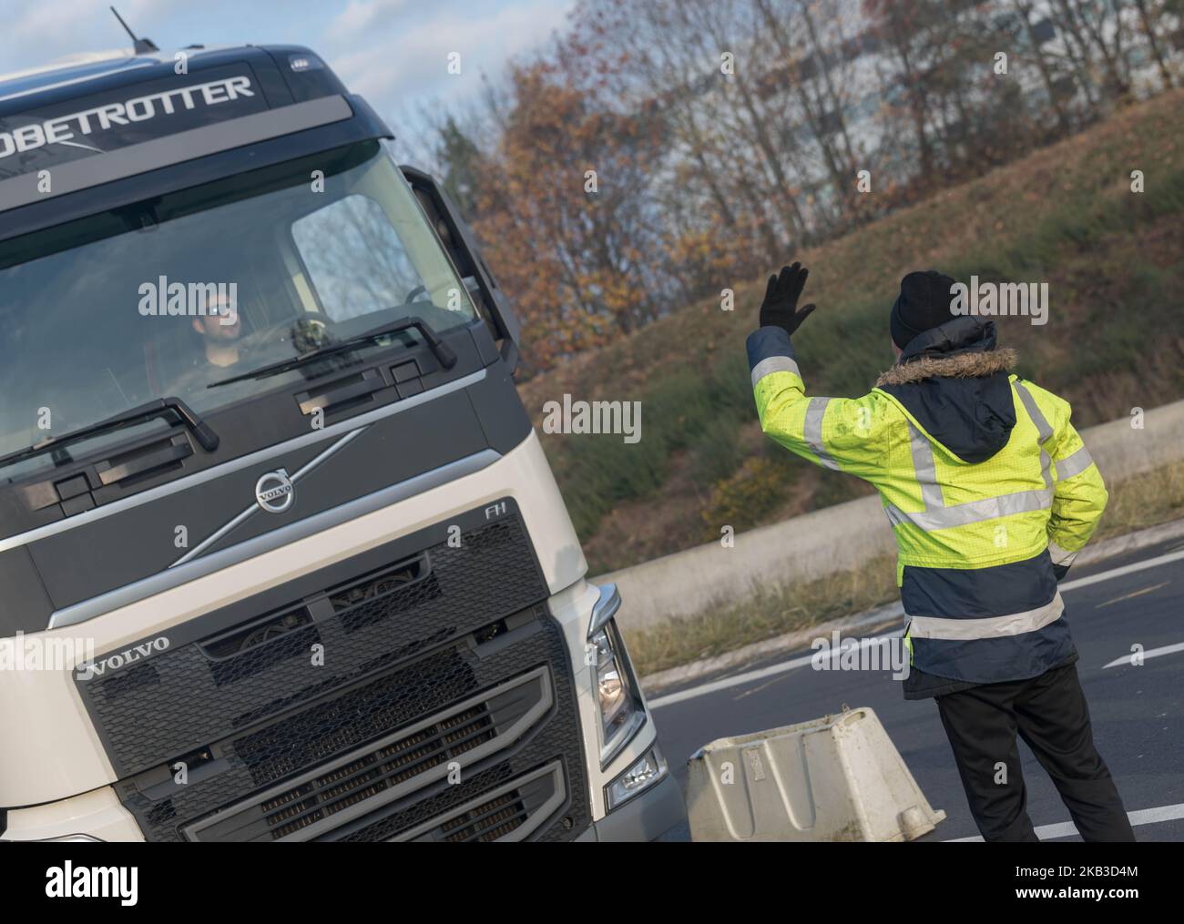 Il 21 novembre 2018, per il 5th° giorno di mobilitazione, sono ancora mobilitati trenta giubbotti gialli Porte d'Armor, uscita della circonvallazione di Nantes che dà accesso all'area commerciale Atlantis. Alcuni hanno trascorso la notte in cui hanno improvvisato un camp.Yellow Vests distribuire spuntini ai camionisti mostrando la loro solidarietà con il movimento honking. (Foto di Estelle Ruiz/NurPhoto) Foto Stock