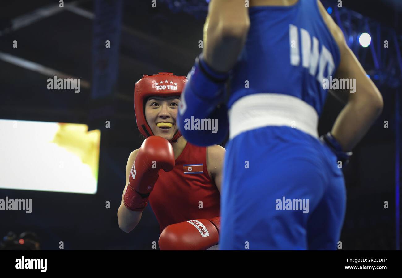 Mary Kom of India (in blu) e Kim Hyang mi della Corea del Nord (in rosso) si sfidano durante la loro lotta semifinale di categoria da 45-48 kg ai Campionati mondiali di pugilato AIBA Women's 2018 a Nuova Delhi il 22 novembre 2018. (Foto di Indraneel Chowdhury/NurPhoto) Foto Stock