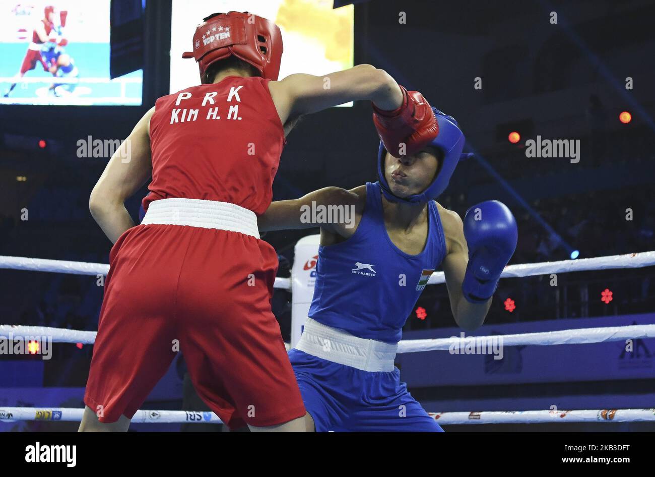 Mary Kom of India (in blu) e Kim Hyang mi della Corea del Nord (in rosso) si sfidano durante la loro lotta semifinale di categoria da 45-48 kg ai Campionati mondiali di pugilato AIBA Women's 2018 a Nuova Delhi il 22 novembre 2018. (Foto di Indraneel Chowdhury/NurPhoto) Foto Stock