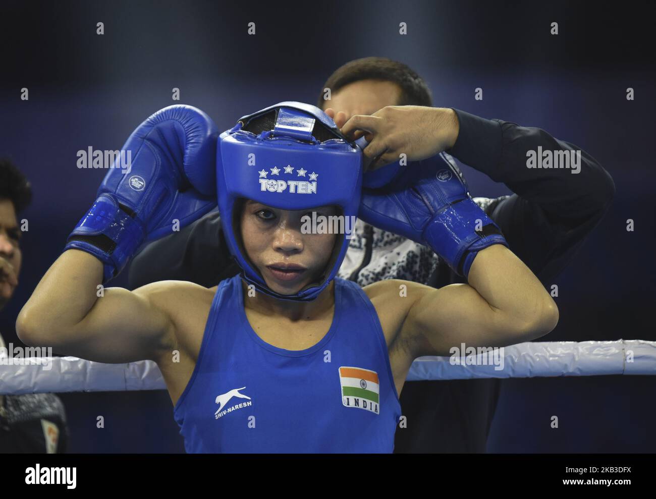 Mary Kom of India durante la sua lotta semifinale di categoria da 45-48 kg ai Campionati mondiali di boxe AIBA Women's 2018 a Nuova Delhi il 22 novembre 2018. (Foto di Indraneel Chowdhury/NurPhoto) Foto Stock