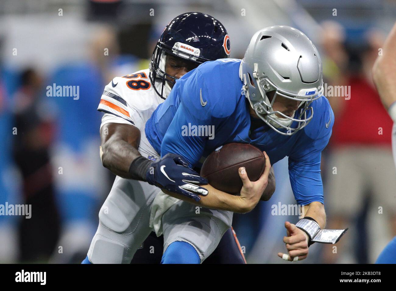 Il quartback dei Detroit Lions Matthew Stafford (9) viene affrontato dagli orsi Chicago Bears all'interno del linebacker Roquan Smith (58) durante la prima metà di una partita di calcio NFL a Detroit, Michigan USA, giovedì 22 novembre 2018. (Foto di Jorge Lemus/NurPhoto) Foto Stock