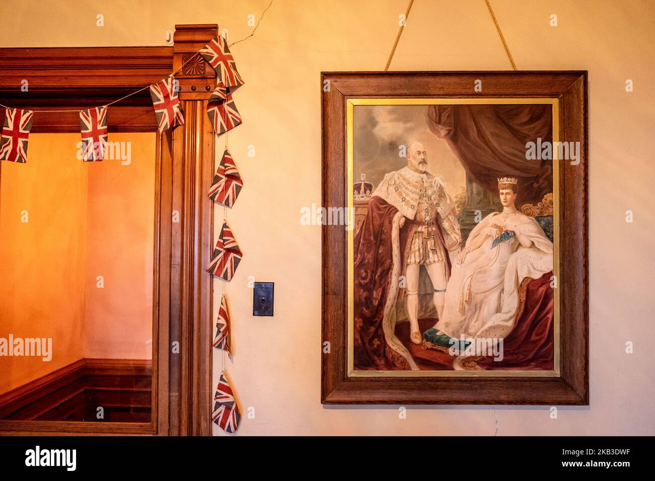 Ritratto di Re Giorgio V e della Regina Maria; Union Jacks sul muro; Craigdarroch Castle, Victoria, British Columbia, Canada Foto Stock