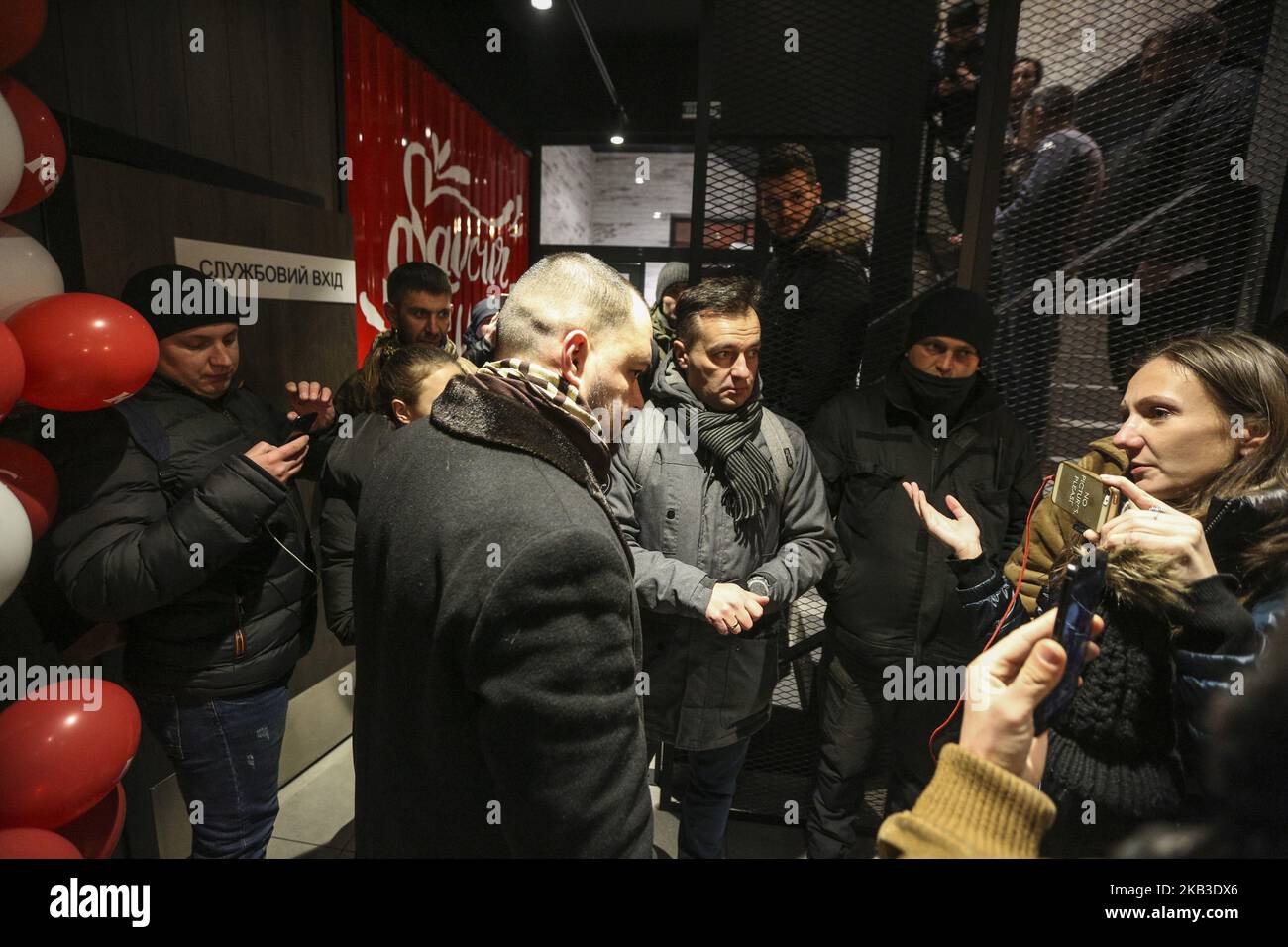 Gli attivisti parlano con un rappresentante del proprietario del franchising KFC mentre bloccano il ristorante a Kyiv, Ucraina, 22 novembre 2018. I partecipanti al ristorante fast food EuroMaydan Block KFC, aperto un giorno prima in un edificio della Casa dei sindacati, dove decine di manifestanti sono stati bruciati vivi nel 2014 durante la Rivoluzione della dignità. (Foto di Sergii Kharchenko/NurPhoto) Foto Stock