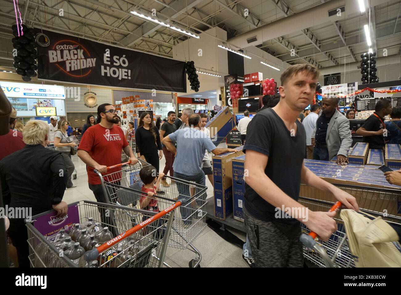 La gente partecipa all'evento 'Black Friday' previsto a São Paulo, Brasile, il 22 novembre 2018. "Black Friday" è un termine creato negli Stati Uniti per citare il giorno delle grandi offerte celebrate, il giorno dopo il Ringraziamento. Il Brasile ha iniziato il 'Black Friday' nel 2010. (Foto di Cris FAGA/NurPhoto) Foto Stock