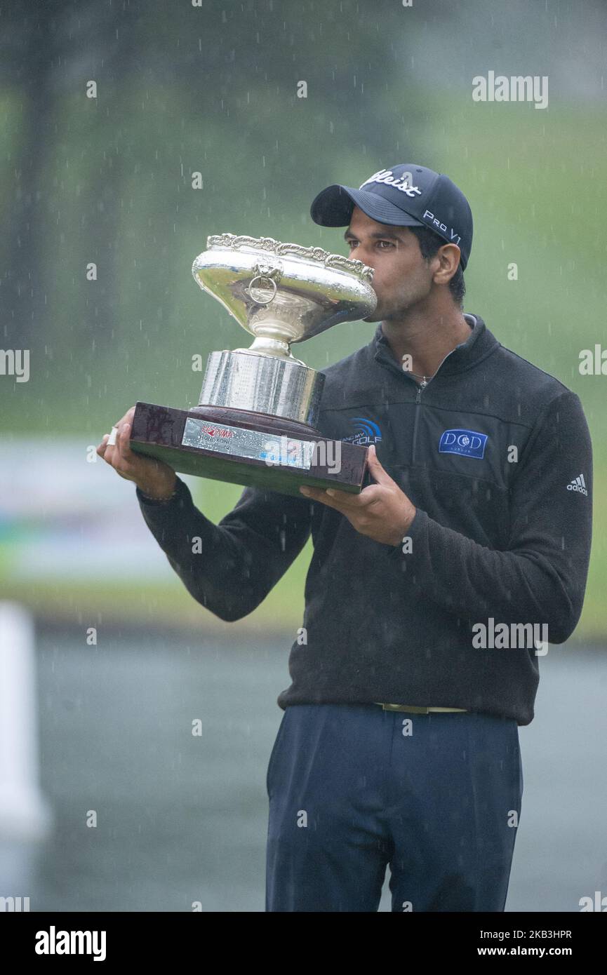 Una foto che mostra il vincitore dell'Honma Hong Kong Open 2018 Aaron Rai che tiene il suo Trofeo a Hong Kong, Cina. 24 novembre 2018. (Foto di Harry Wai/NurPhoto) Foto Stock