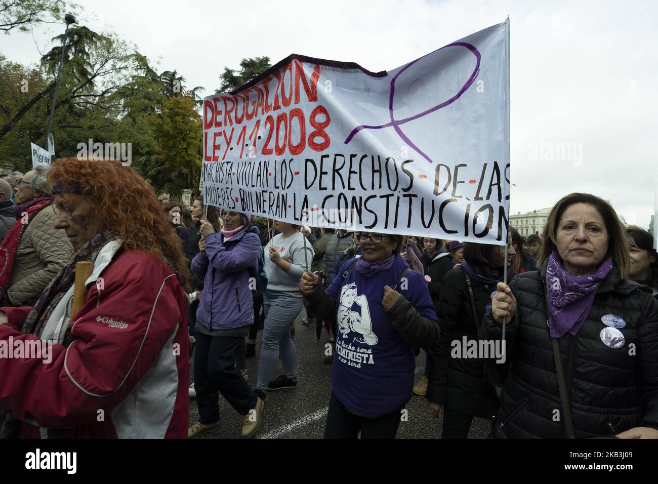 Migliaia di persone partecipano alla manifestazione convocata in occasione della Giornata internazionale per l'eliminazione della violenza contro le donne a Madrid, Spagna, 25 novembre 2018. Fino a 44 donne sono morte in Spagna uccise dai loro partner nel corso del 2018, che eleva a 972 le donne uccise nel paese da quando le statistiche hanno iniziato a studiare la violenza contro le donne nel 2003 (Foto di Oscar Gonzalez/NurPhoto) Foto Stock