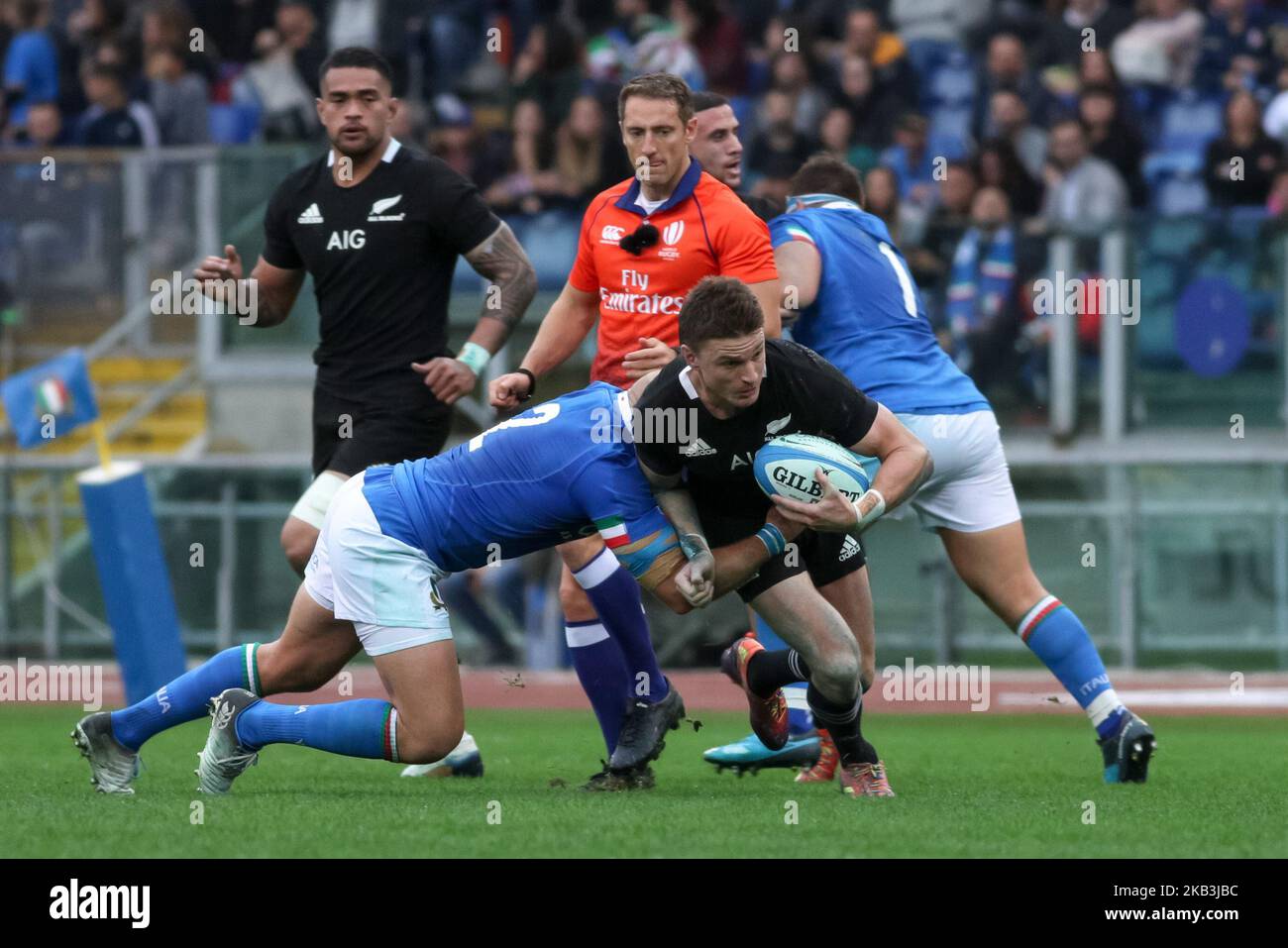 Beauden Barrett e Leonardo Ghiraldini durante il Test Match 2018 tra Italia e Nuova Zelanda allo Stadio Olimpico il 24 novembre 2018 a Roma. (Foto di Emmanuele Ciancaglini/NurPhoto) Foto Stock