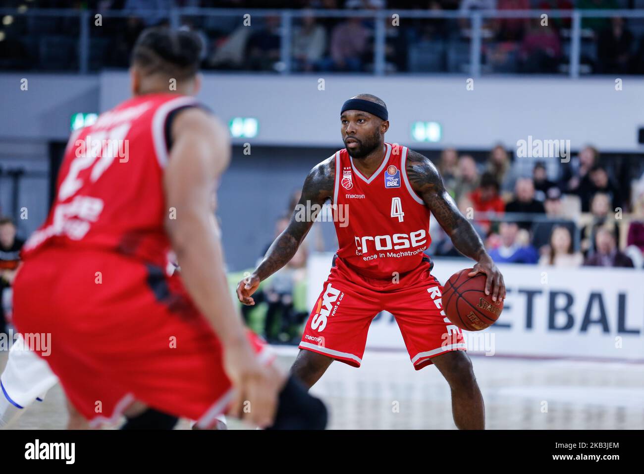 Riso Tyrese (m.) di Brose Bamberg con la palla durante il Gameday 9 del Basketball Bundesliga match tra Brose Bamberg e Science City Jena alla Brose Arena di Bamberg, Germania, il 25 novembre 2018. Brose Bamberg ha vinto 99:67. (Foto di Alexander Pohl/NurPhoto) Foto Stock