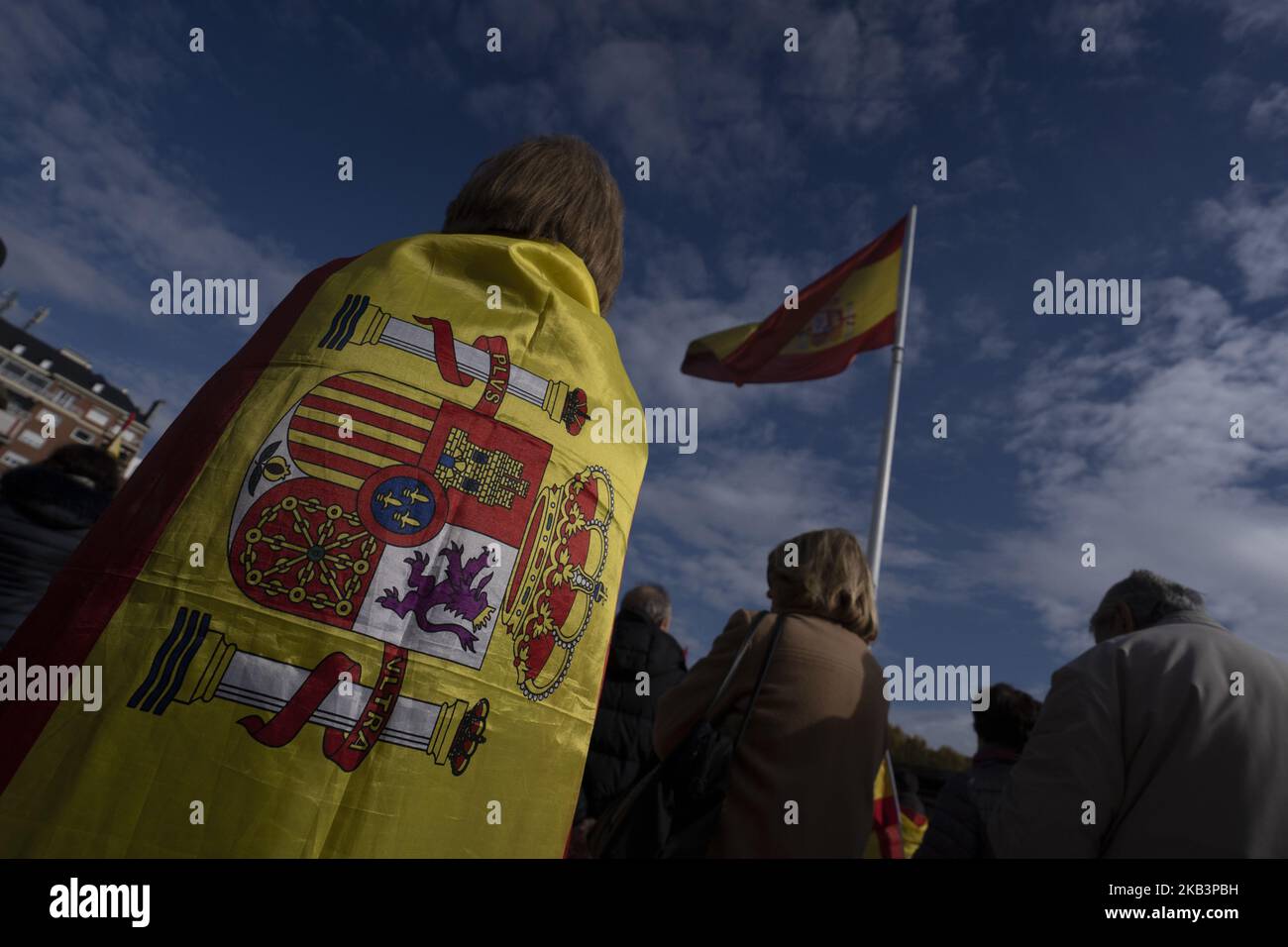 La gente tiene bandiere spagnole durante una manifestazione dell'unità di Spagna chiamata dal partito di estrema destra VOX contro i separatisti catalani il 1 dicembre 2018 a Madrid. (Foto di Oscar Gonzalez/NurPhoto) Foto Stock