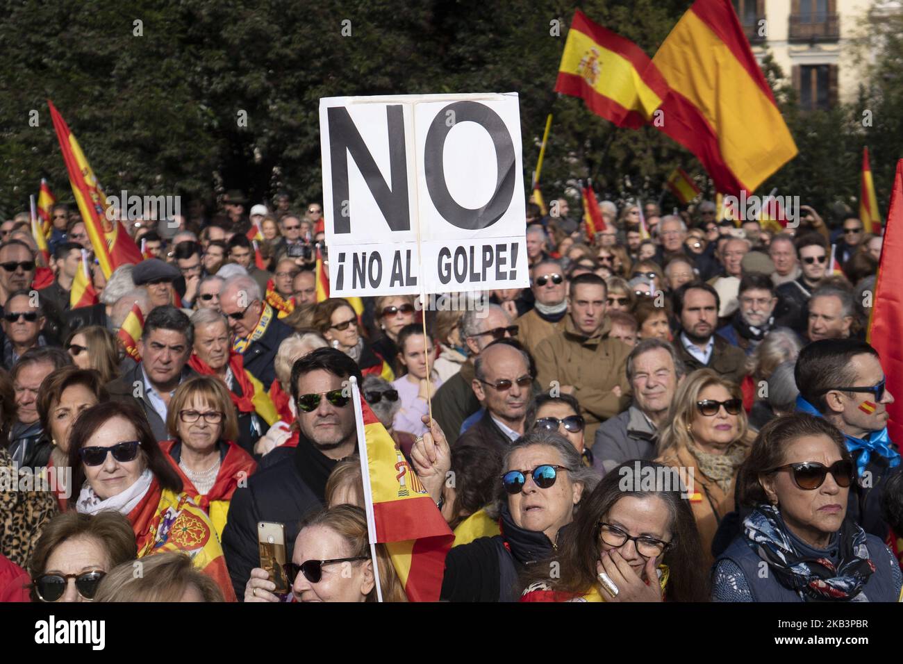 La gente tiene bandiere spagnole durante una manifestazione dell'unità di Spagna chiamata dal partito di estrema destra VOX contro i separatisti catalani il 1 dicembre 2018 a Madrid. (Foto di Oscar Gonzalez/NurPhoto) Foto Stock