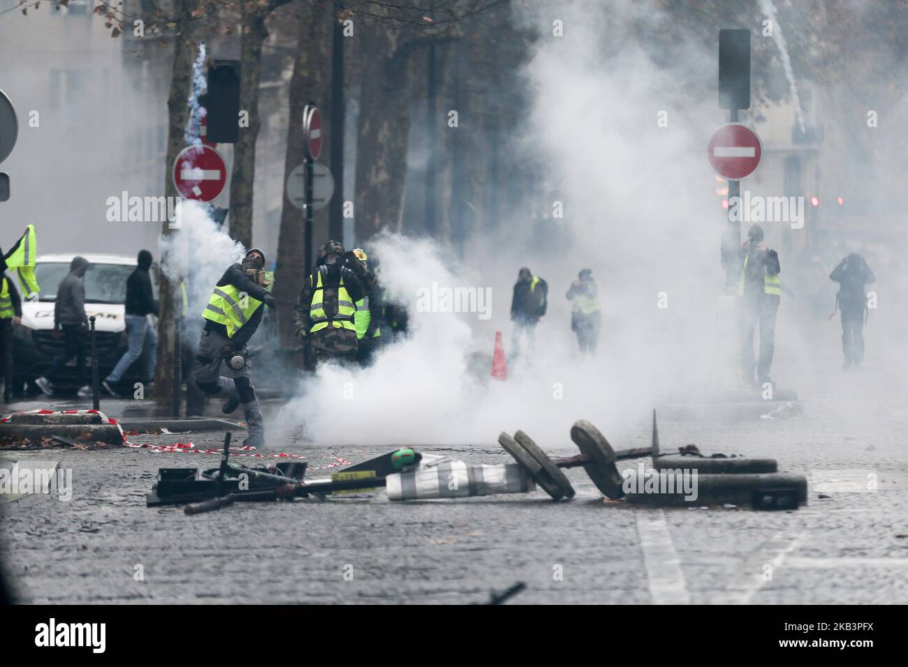 Scontri tra dimostranti e polizia antisommossa di fronte all'Arco di Trionfo durante una protesta dei giubbotti gialli (Gilets jaunes) contro l'aumento dei prezzi del petrolio e dei costi di vita, a Parigi, il 1 dicembre 2018. Migliaia di manifestanti anti anti-governativi sono attesi il 1 dicembre 2018 sugli Champs-Elysees di Parigi, una settimana dopo una violenta manifestazione sul famoso viale è stata segnata da barricate brucianti e vandalismo dilagante che il presidente francese ha paragonato alle "scene di guerra”. (Foto di Michel Stoupak/NurPhoto) Foto Stock