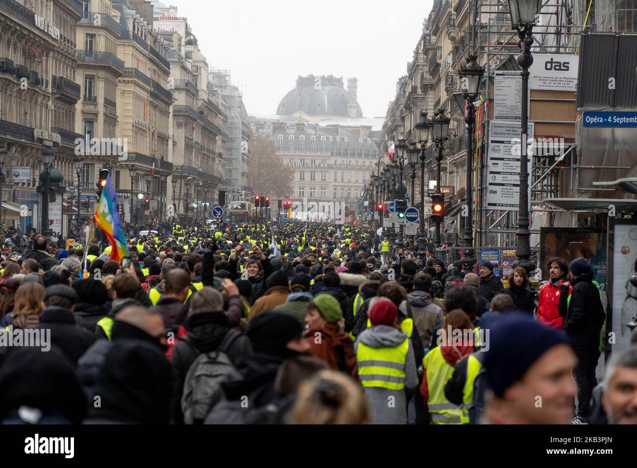 I manifestanti marciano nel centro di Parigi, 1 dicembre 2018. Il movimento 'Yellow Vest' è iniziato in tutta la Francia contro gli aumenti dell'imposta sul gas proposti dall'amministrazione Macron, ma è cresciuto nel corso di diverse settimane per rappresentare un'insoddisfazione generale per il costo della vita. (Foto di Michael Candelori/NurPhoto) Foto Stock