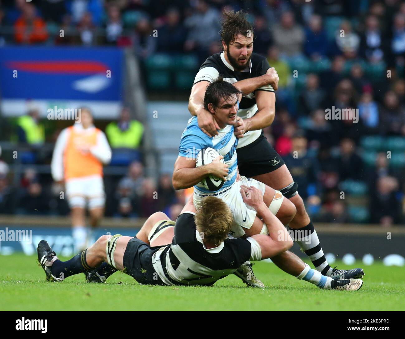 Londra, Regno Unito, 01 dicembre 2018 Pablo Matera in Argentina viene fermato da Lood de Jager (Bulls & Sudafrica) di barbari e Pieter-Steph du Toit (Stormers & Sudafrica) di barbari durante la Killik Cup tra barbari e Argentina allo stadio Twickenham , Londra, Inghilterra il 01 dicembre 2018. (Foto di Action Foto Sport/NurPhoto) Foto Stock