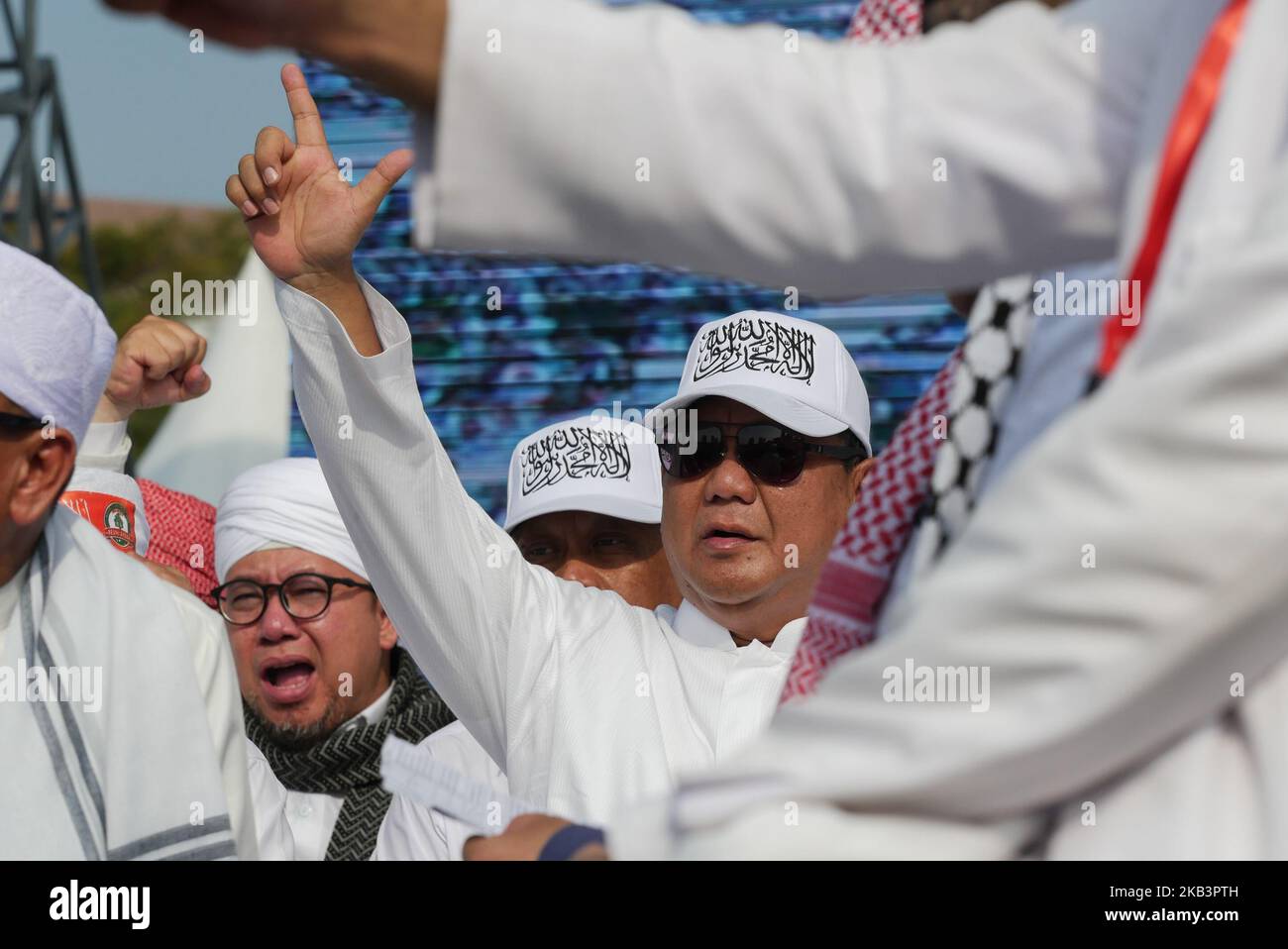 Il 2019° candidato presidenziale indonesiano Prabowo Subianto gestendo il numero della sua campagna elettorale per le elezioni presidenziali del 2019 in Indonesia per la commemorazione del '212' a difesa dell'Islam a Giacarta, Indonesia, il 2 dicembre 2018. 212 raduni tenutisi il 2 dicembre 2016 che chiedevano l'arresto del precedente governatore di Giacarta Basuki 'Ahok' Tjahaja Purnama sulle accuse di blasfemia. (Foto di Anton Raharjo/NurPhoto) Foto Stock