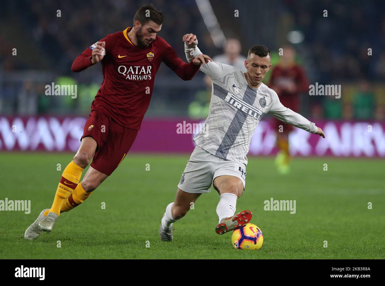 AS Roma contro FC Internazionale - Serie A Davide Santon di Roma e Ivan Perisic del FC Internazionale allo Stadio Olimpico di Roma il 2 dicembre 2018. (Foto di Matteo Ciambelli/NurPhoto) Foto Stock