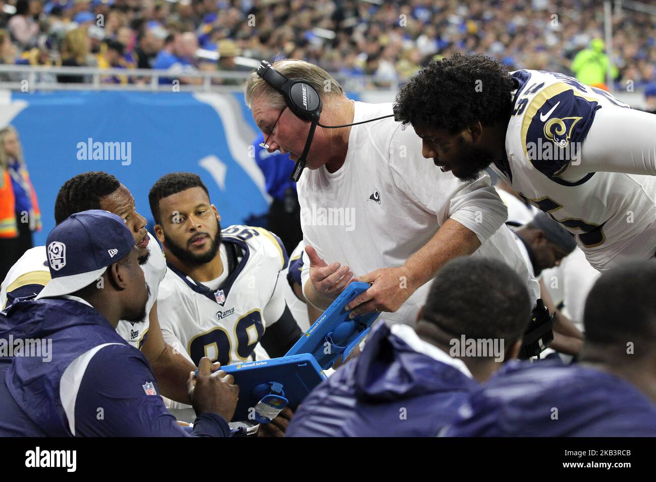 La linea difensiva di Los Angeles Rams Bill Johnson parla ai giocatori durante la prima metà di una partita di football contro i Detroit Lions a Detroit, Michigan USA, domenica 2 dicembre 2018. (Foto di Jorge Lemus/NurPhoto) Foto Stock