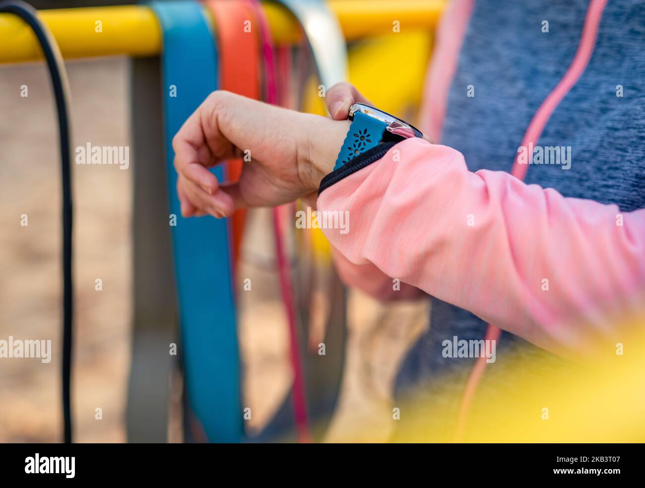 Ragazza con orologio fitness Foto Stock