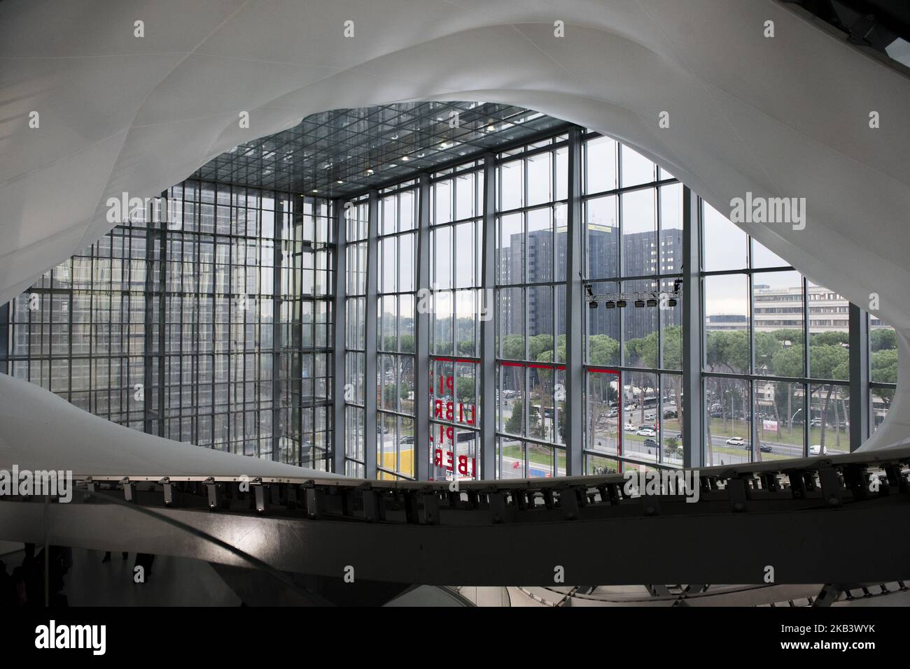 L'autore americano Joe R. Lansdale parla di un affare americano durante la fiera dei Libri Italiani al centro conferenze stampa 'Nuvola' di Roma. Ha scritto romanzi e storie in molti generi, tra cui Western, horror, fantascienza, mistero, e suspense. Ha anche scritto per fumetti e per "Batman: The animated Series". (Foto di massimo Valicchia/NurPhoto) Foto Stock