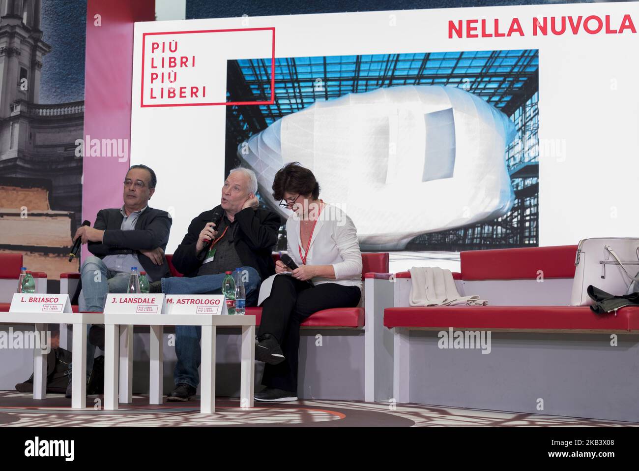 L'autore americano Joe R. Lansdale parla di un affare americano durante la fiera dei Libri Italiani al centro conferenze stampa 'Nuvola' di Roma. Ha scritto romanzi e storie in molti generi, tra cui Western, horror, fantascienza, mistero, e suspense. Ha anche scritto per fumetti e per "Batman: The animated Series". (Foto di massimo Valicchia/NurPhoto) Foto Stock