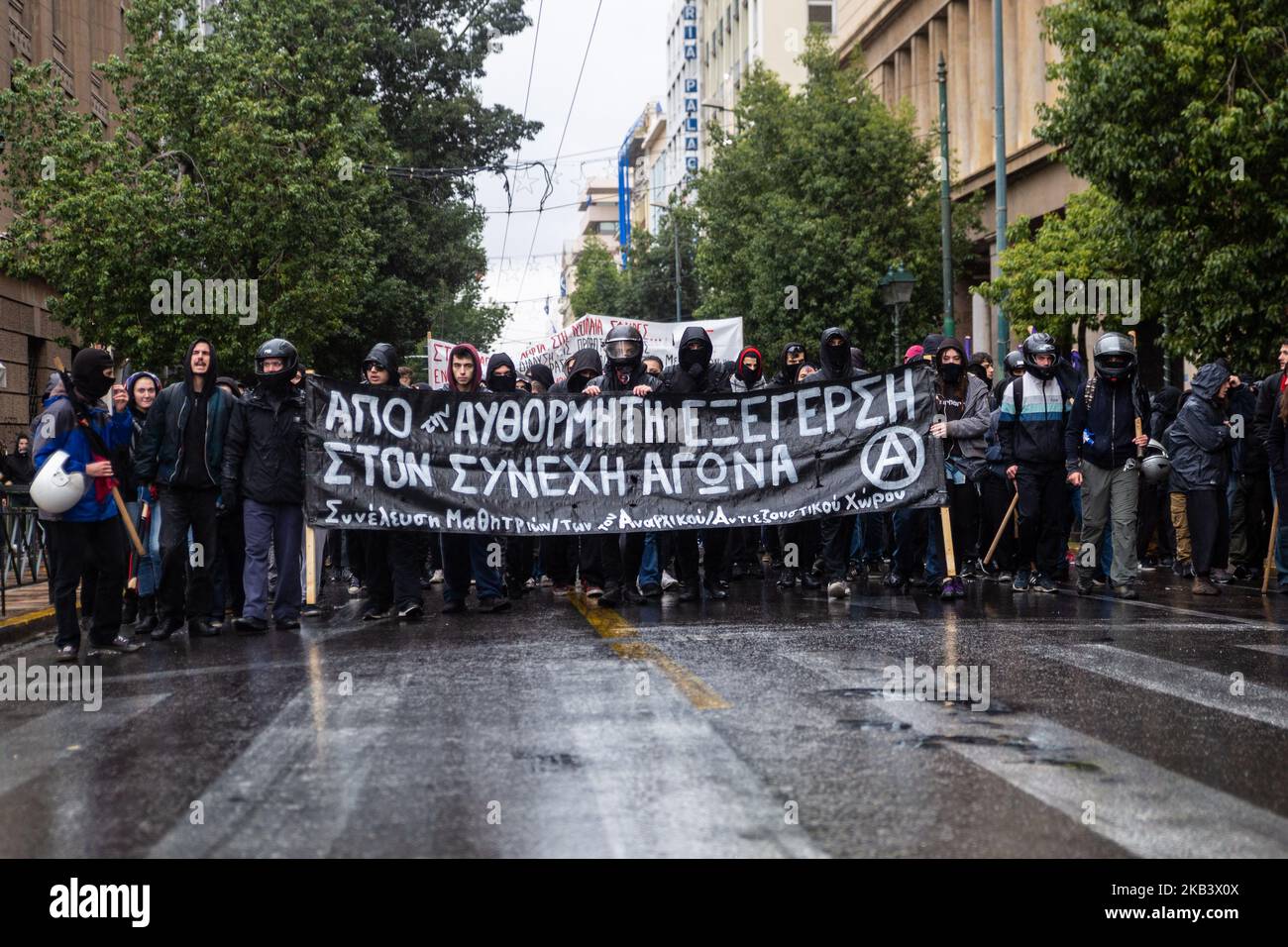 Gli studenti sono scesi in strada per un rally di anniversario che ha segnato il 2008° sparo della polizia di uno studente di 15 anni, Alexandros Grigoropoulos, ad Atene, in Grecia, 6 dicembre 2018. Gli anarchici hanno gettato i cocktail e le pietre di molotov agli agenti della polizia di tumulto che hanno usato il gas lacrimogeno e le granate di scoppio lampo per disperdere la folla. (Foto di David Speier/NurPhoto) Foto Stock