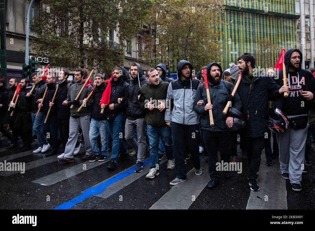 Gli studenti sono scesi in strada per un rally di anniversario che ha segnato il 2008° sparo della polizia di uno studente di 15 anni, Alexandros Grigoropoulos, ad Atene, in Grecia, 6 dicembre 2018. Gli anarchici hanno gettato i cocktail e le pietre di molotov agli agenti della polizia di tumulto che hanno usato il gas lacrimogeno e le granate di scoppio lampo per disperdere la folla. (Foto di David Speier/NurPhoto) Foto Stock