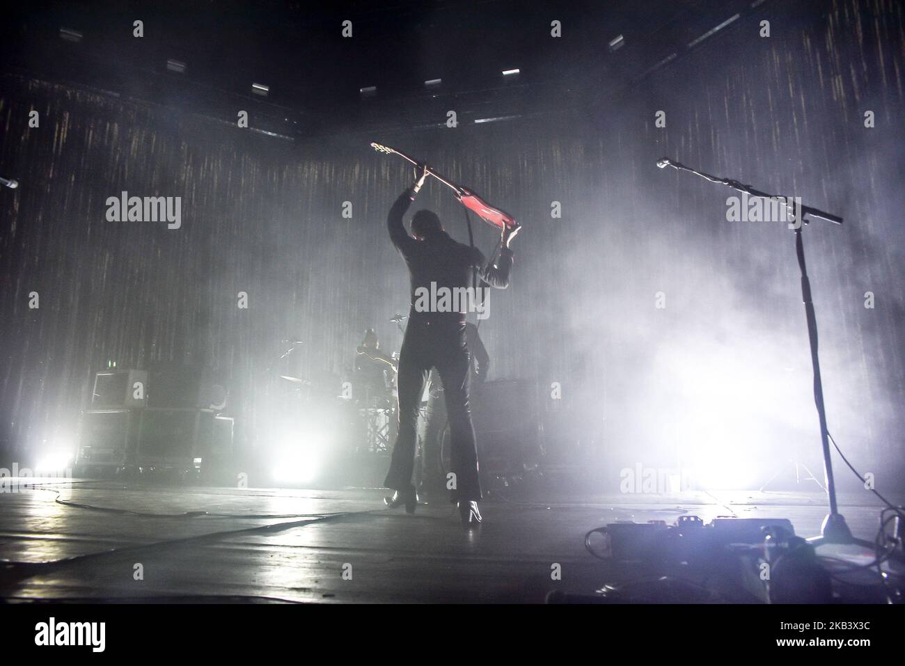 Il musicista e cantautore britannico Miles Kane suona dal vivo alla O2 Academy Brixton di Londra il 6 dicembre 2018. (Foto di Alberto Pezzali/NurPhoto) Foto Stock