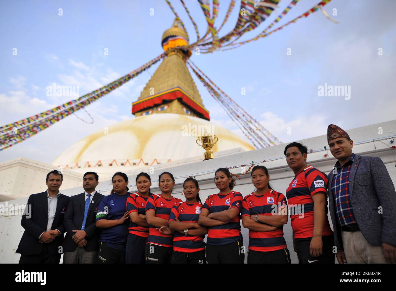 Donne nepalesi giocatori di rugby insieme con il pullman scatta foto di gruppo insieme al Webb Elllis Rugby World Cup 2019 Trophy di fronte Boudhanath Stupa, sito patrimonio mondiale dell'UNESCO durante un tour di paese a Kathmandu, Nepal Venerdì 07 dicembre 2018. La Coppa del mondo di Rugby 2019 sarà la nona Coppa del mondo di Rugby, che sarà ospitata dal Giappone dal 20 settembre al 2 novembre 2019. (Foto di Narayan Maharjan/NurPhoto) Foto Stock