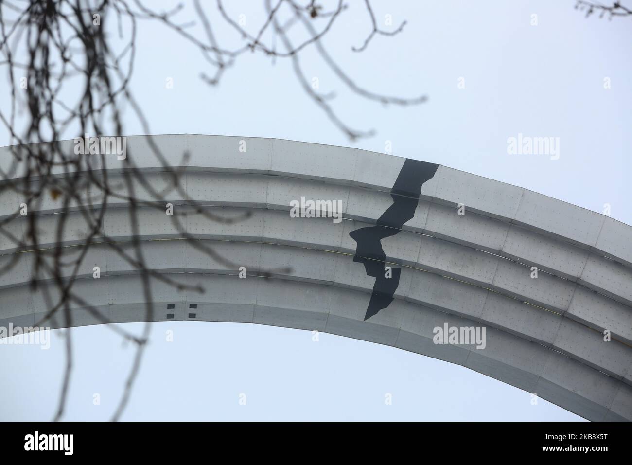 Un enorme arco dell'era sovietica a Kiev, Ucraina, 3 dicembre 2018, che simboleggia l'Ucraina e l'amicizia e l'Unione della Russia, dove un artista sconosciuto ha aggiunto una spaccatura dopo le recenti tensioni. Le tensioni tra Ucraina e Russia si sono manifestate il 25 novembre, quando le forze russe hanno sequestrato tre navi della marina Ucraina e il suo equipaggio. L'Ucraina ha imposto la legge marziale per 30 giorni in 10 regioni che confinano con la Russia, il Mar Nero e il Mar Azov il 28 novembre. (Foto di Sergii Kharchenko/NurPhoto) Foto Stock