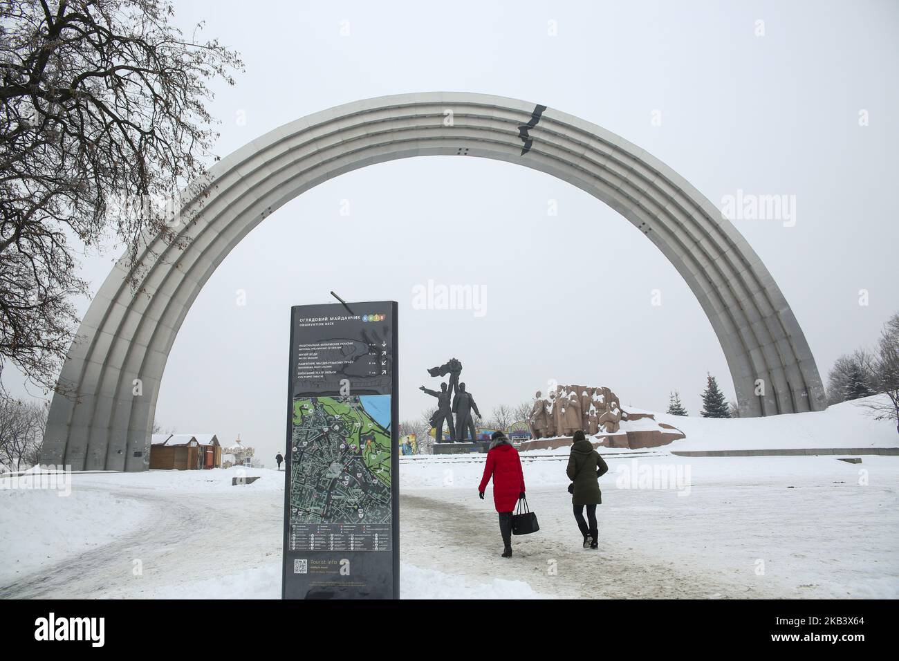 La gente passa da un enorme arco dell'era sovietica a Kyiv, Ucraina, 3 dicembre 2018, che simboleggia l'Ucraina e l'amicizia e l'Unione della Russia, dove un artista sconosciuto ha aggiunto una spaccatura dopo le recenti tensioni. Le tensioni tra Ucraina e Russia si sono manifestate il 25 novembre, quando le forze russe hanno sequestrato tre navi della marina Ucraina e il suo equipaggio. L'Ucraina ha imposto la legge marziale per 30 giorni in 10 regioni che confinano con la Russia, il Mar Nero e il Mar Azov il 28 novembre. (Foto di Sergii Kharchenko/NurPhoto) Foto Stock