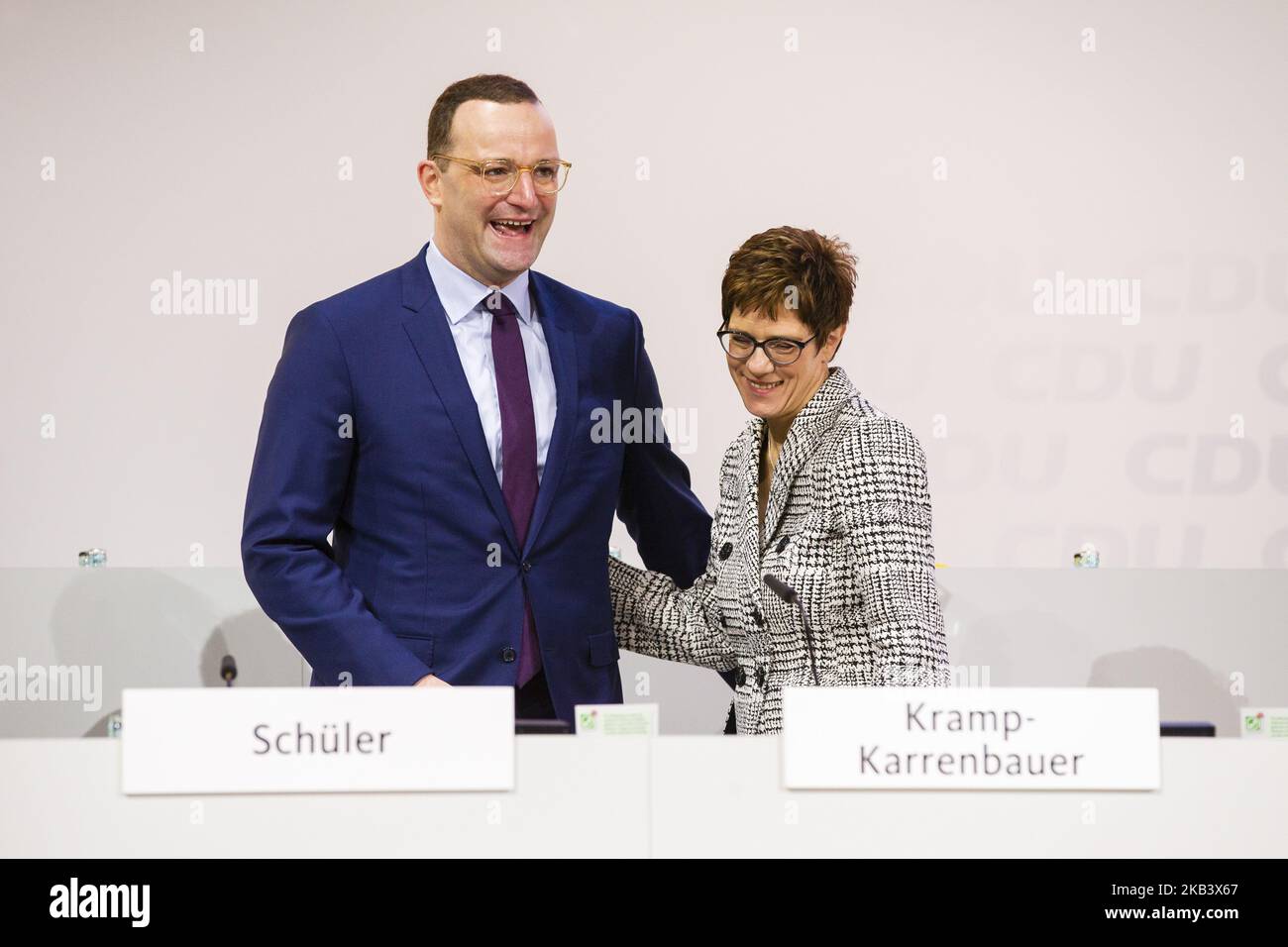 Segretario generale della CDU e candidato alla presidenza della CDU Annegret Kramp-Kartenbauer (R) e Ministro Helath e candidato avversario alla presidenza Jens Spahn (L) chiacchierano all'inizio degli anni '31. Congresso del Partito ad Amburgo, Germania, il 7 dicembre 2018. (Foto di Emmanuele Contini/NurPhoto) Foto Stock