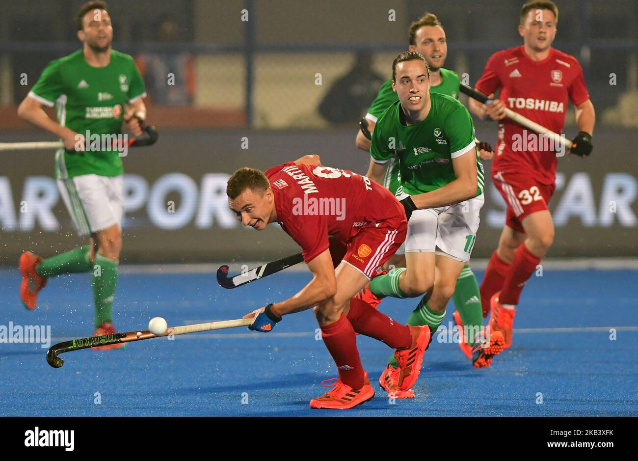 L'Inghilterra (rossa) e l'Irlanda (verde) combattono nella loro partita nella Coppa del mondo di Hockey maschile 2018 allo stadio di Kalinga, nello stato indiano orientale, Bhubaneswar, la capitale dell'Odisha, in India, il 7 dicembre 2018. (Foto di Str/NurPhoto) Foto Stock