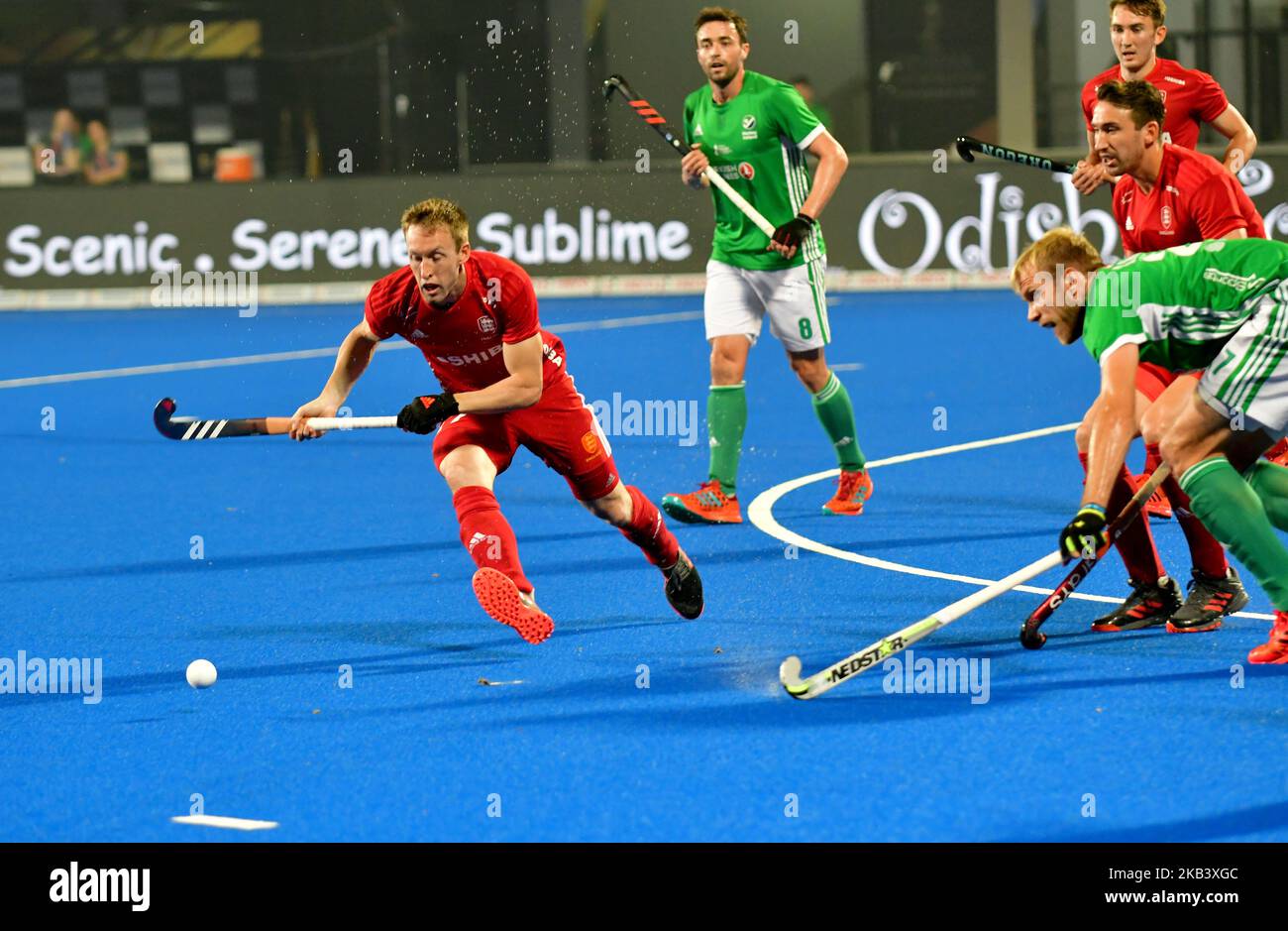 L'Inghilterra (rossa) e l'Irlanda (verde) combattono nella loro partita nella Coppa del mondo di Hockey maschile 2018 allo stadio di Kalinga, nello stato indiano orientale, Bhubaneswar, la capitale dell'Odisha, in India, il 7 dicembre 2018. (Foto di Str/NurPhoto) Foto Stock