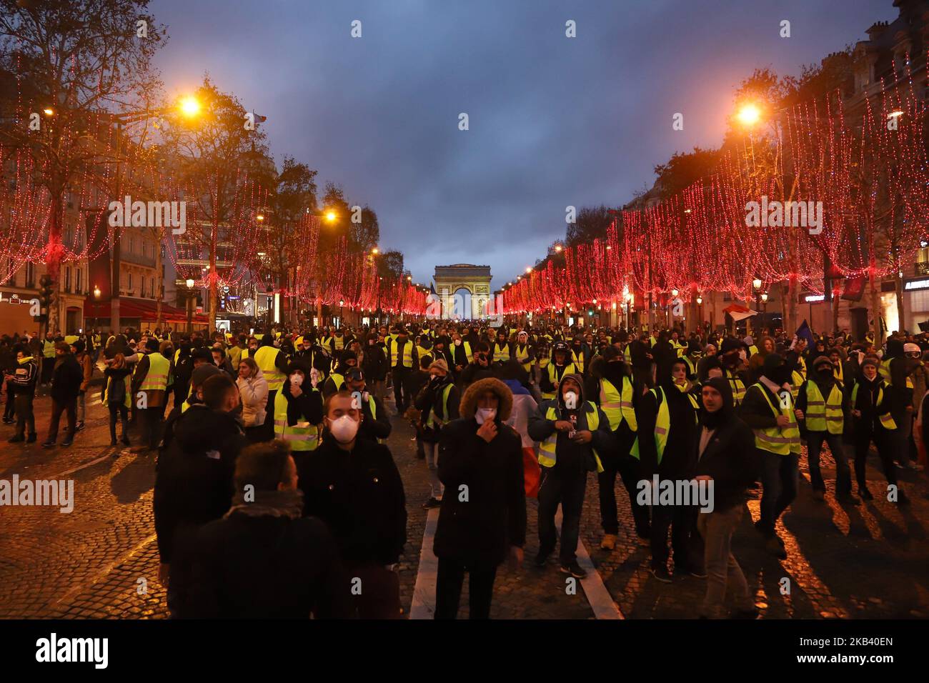 Scontri e vandalismo che hanno provocato migliaia di arresti, di cui più di 1.700 sabato 8 dicembre 2018, scaturiscono dalle proteste dei “giubbotti gialli”, un movimento anti-governativo. Blocchi stradali e molte azioni tra i dimostranti e la polizia si sono verificati intorno all'Arco di Trionfo e agli Champs Elysees con negozi rotti, auto bruciate o danneggiate, blocchi stradali con fuoco, violenza e molto fumo di gas lacrimogeno dalla polizia. (Foto di Nicolas Economou/NurPhoto) Foto Stock