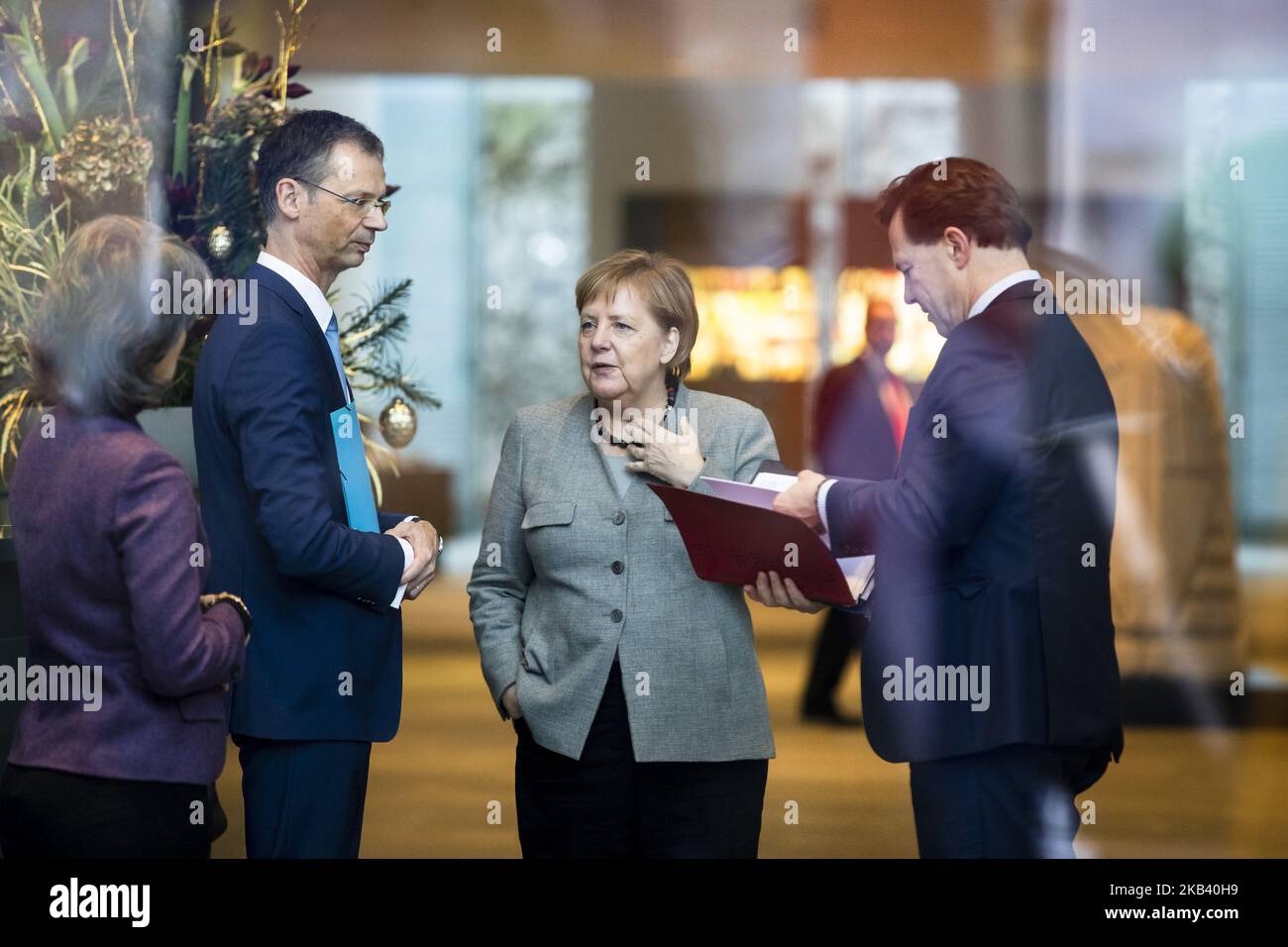 Il cancelliere tedesco Angela Merkel (C) attende l'arrivo del primo ministro britannico Theresa May alla Cancelleria di Berlino, in Germania, il 11 dicembre 2018. May sta incontrando diversi leader europei nel tentativo di ottenere condizioni migliori sull’accordo Brexit prima di un voto al parlamento britannico. (Foto di Emmanuele Contini/NurPhoto) Foto Stock