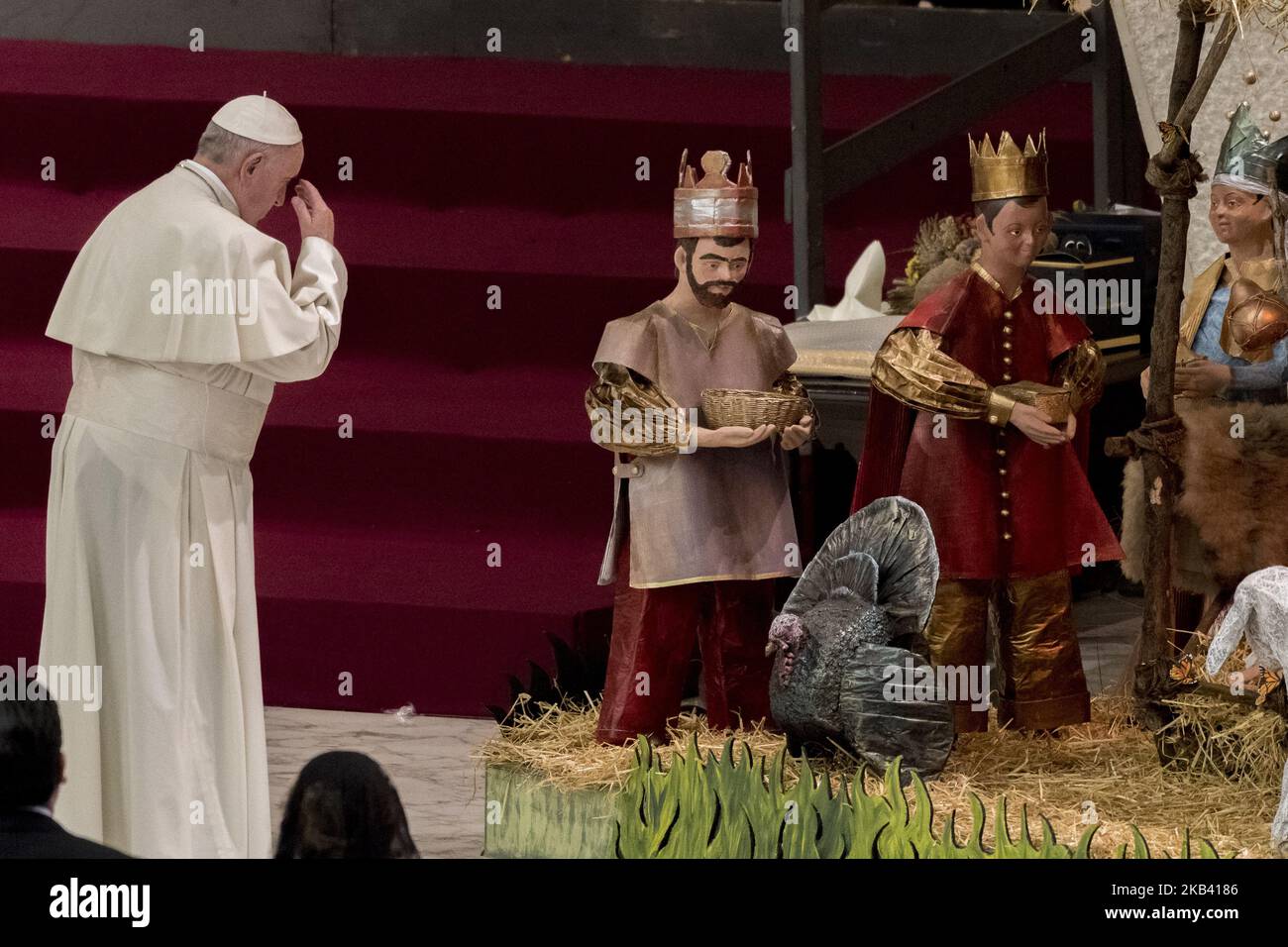 Papa Francesco prega davanti a un presepe in occasione della sua udienza generale settimanale in Vaticano, mercoledì 12 dicembre 2018. (Foto di massimo Valicchia/NurPhoto) Foto Stock