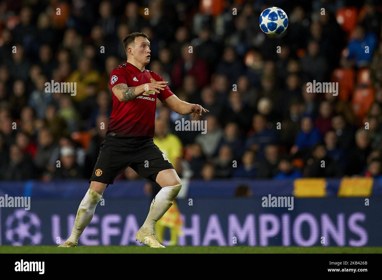 Phil Jones del Manchester United durante la partita tra Valencia CF e Manchester United allo stadio Mestalla di Valencia, Spagna, il 12 dicembre 2018. (Foto di Jose Breton/NurPhoto) Foto Stock