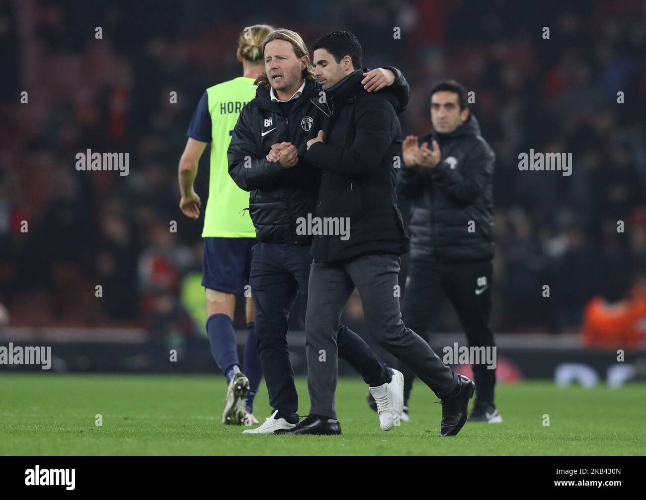 Londra, Inghilterra, 3rd novembre 2022. Mikel Arteta, Manager dell'Arsenale e Franco Foda, Manager di Zurigo si stringono le mani dopo la partita della UEFA Europa League all'Emirates Stadium di Londra. L'accreditamento dell'immagine dovrebbe leggere: Paul Terry / Sportimage Foto Stock