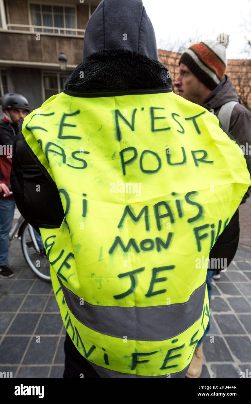 Protester giallo giubbotto a Bruxelles, Belgio il 15 dicembre 2018. La protesta del giubbotto giallo è iniziata in Francia e si è trasferita in Belgio. La forza della protesta è inaspettatamente alta. I manifestanti non hanno una sola domanda, ma lottano contro il crescente divario tra poveri e ricchi. (Foto di Dominika Zarzycka/NurPhoto) Foto Stock