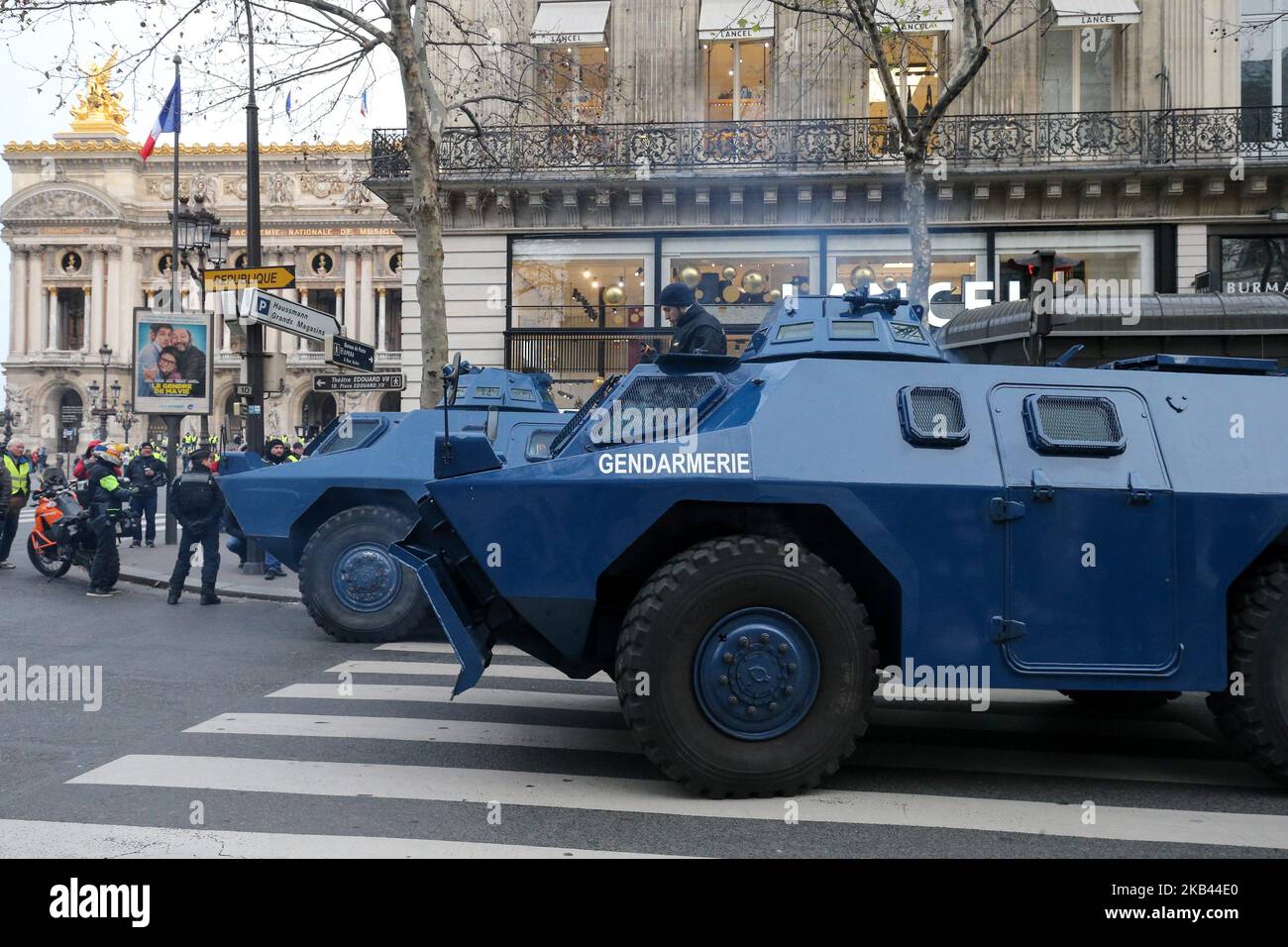 I veicoli blindati Gendarmerie (VBRG) sono parcheggiati di fronte all'Opera  Garnier di Parigi durante una manifestazione contro l'aumento dei costi di  vita accusati di tasse elevate il 15 dicembre 2018. Il movimento '