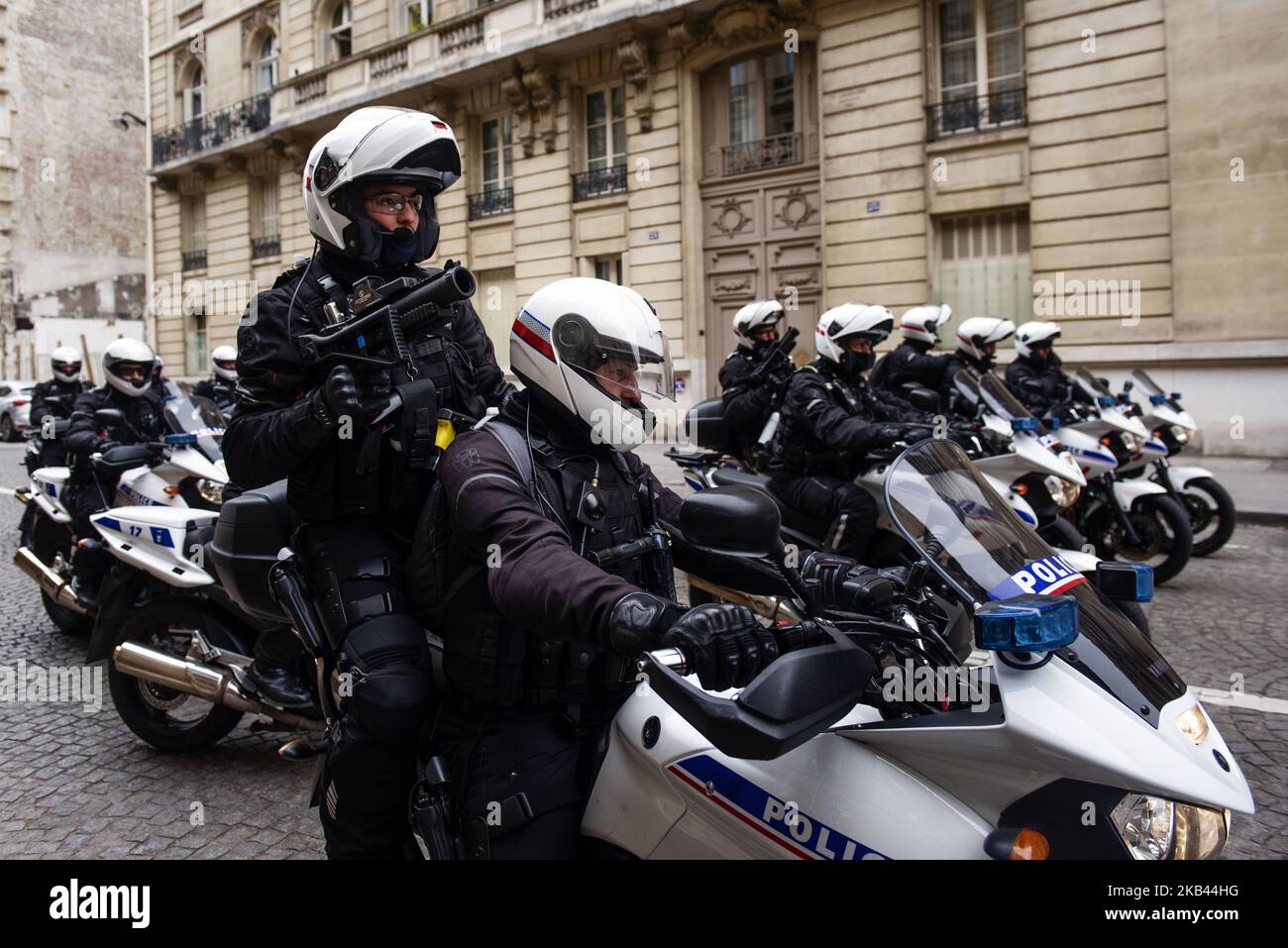 La polizia antisommossa francese affronta i manifestanti 'Gilets Jaunes' ('Yellow Vest') intorno agli Champs Elysees Avenue a Parigi, il 15 dicembre 2018. Nonostante i ministri del governo francese si appellino alle proteste a livello nazionale dei Gilets Jaunes (gilet giallo) per fermarsi a seguito dell'attacco di Strasburgo che ha ucciso tre persone il 11 dicembre, i manifestanti hanno preso le strade della Francia per il quinto sabato consecutivo. Il movimento 'Gilets Jaunes' ('Yellow Vest') - iniziato il 17 novembre 2018 e ispirato dall'opposizione ad una nuova tassa sui carburanti - ha assorbito un'ampia gamma di sentimenti anti-governativi e ha distrutto Parigi e altri Foto Stock