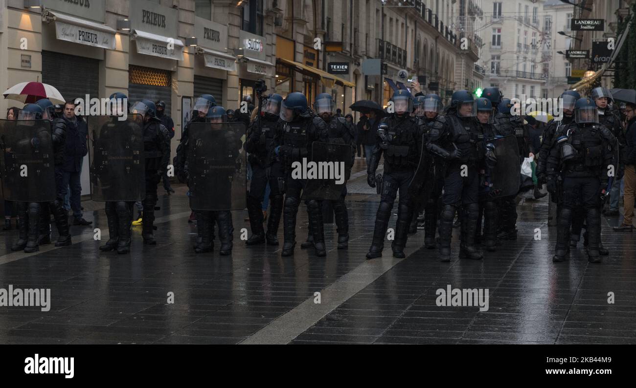 Per il quinto sabato consecutivo, le giacche gialle si sono nuovamente mobilitate nel centro della città di Nantes, in Francia, il 15 dicembre 2018 per difendere il loro potere d'acquisto e nonostante l'abbandono del progetto di aumentare le tasse sul carburante e annunci di Emmanuel Macron (Rivalutazione del bonus di attività per i dipendenti della SMIC, esenzione fiscale degli straordinari, cancellazione dell'aumento del CSG per i pensionati che percepiscono una pensione inferiore a â‚¬ 2.000 al mese). La manifestazione è stata severamente repressa dalla polizia che ha utilizzato gas lacrimogeni e fuoco di LBD. 13 persone sono state arrestate e 6 feriti inclusi Foto Stock