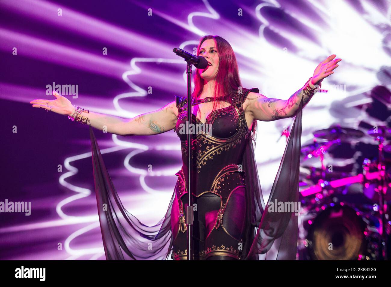 Floor Jansen della band sinfonica finlandese Nightwish si esibisce dal vivo al Mediolanum Forum di Assago, Milano, il 4 dicembre 2018. (Foto di Roberto Finizio/NurPhoto) Foto Stock