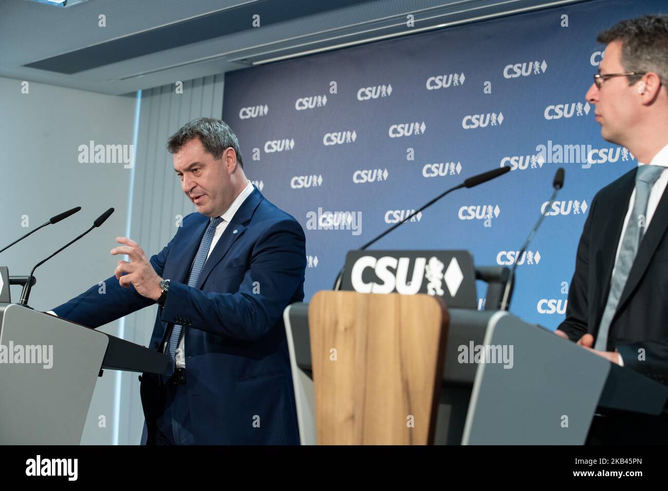 Markus Söder (CSU), primo ministro bavarese, e Markus BLUME (R), segretario generale della CSU, interverranno in una conferenza stampa presso la sede della CSU dopo la riunione del consiglio di amministrazione della CSU. Il segretario generale della CSU Markus Blume e il presidente designato della CSU Markus Soeder sono intervenuti in una conferenza stampa dopo una riunione del consiglio di amministrazione della CSU. (Foto di Alexander Pohl/NurPhoto) Foto Stock