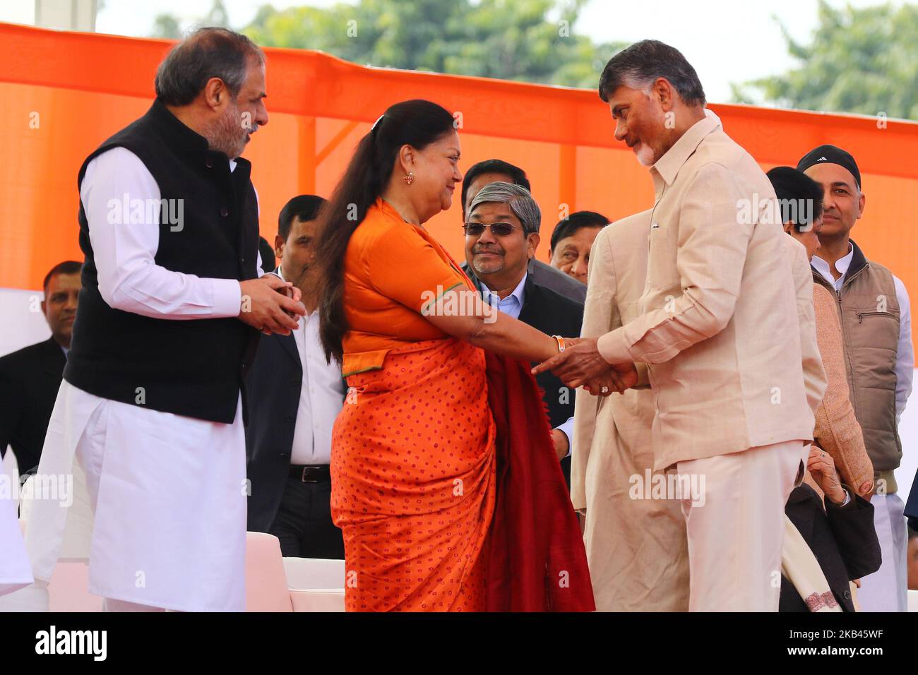 L'ex primo ministro Vasundhara Raje saluta Andhra Pradesh il primo ministro N Chandrabu Naidu durante la cerimonia di giuramento del primo ministro del Rajasthan, ad Albert Hall a Jaipur, Rajasthan, India , Lunedi, 17 dicembre 2018.(Foto di Vishal Bhatnagar/NurPhoto) Foto Stock