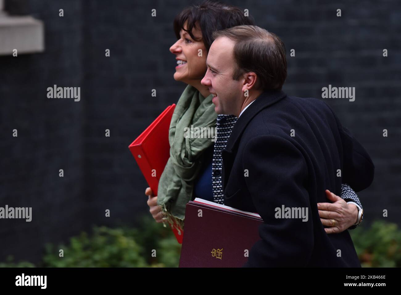 Il Segretario per l'energia Claire Perry e il Segretario per la Salute Matt Hancock arrivano per la riunione settimanale del Gabinetto al numero 10 di Downing Street il 18 dicembre 2018 a Londra, Inghilterra. Ieri, il primo ministro Theresa May ha annunciato che stava ritardando il voto parlamentare sulla sua proposta di accordo sulla Brexit fino al gennaio 14, inducendo il leader laburista Jeremy Corbyn a muoversi per un voto di sfiducia. (Foto di Alberto Pezzali/NurPhoto) Foto Stock