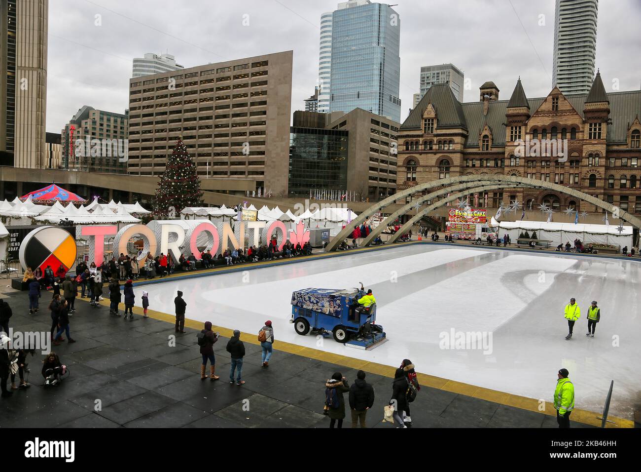 Pista di pattinaggio all'aperto a Nathan Phillips Square nel centro di Toronto, Ontario, Canada, il 17 dicembre 2018. (Foto di Creative Touch Imaging Ltd./NurPhoto) Foto Stock