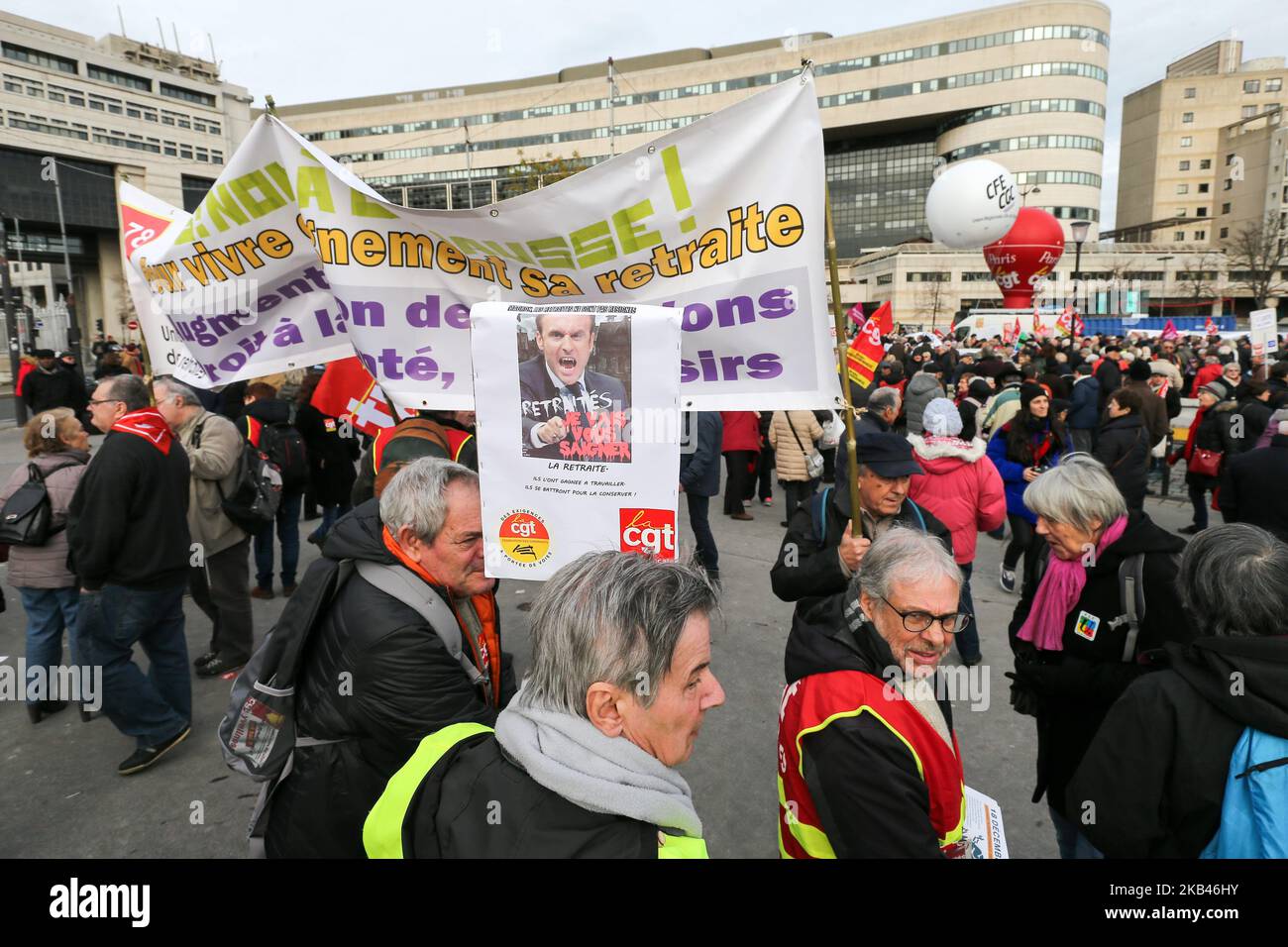 I pensionati partecipano ad una protesta organizzata dal sindacato o associazione francese dei pensionati di fronte al Ministero delle Finanze a Parigi il 18 dicembre 2018, per difendere il loro potere d'acquisto e nonostante l'abbandono del progetto di aumentare le tasse sul carburante e gli annunci di Emmanuel Macron (Rivalutazione del bonus di attività per i dipendenti della SMIC, esenzione fiscale per gli straordinari, cancellazione dell'aumento del CSG per i pensionati che percepiscono una pensione inferiore a 2.000 € al mese). (Foto di Michel Stoupak/NurPhoto) Foto Stock