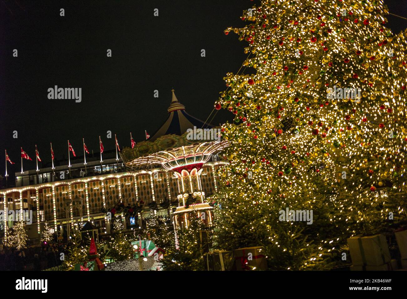 Vista sui Giardini di Tivoli, a Copenaghen, Danimarca, il 14 dicembre 2018. Il Natale nei giardini di Tivoli è tradizione tra i Copenaghen e senza dubbio il mercatino di Natale numero uno della città. (Foto di Manuel Romano/NurPhoto) Foto Stock